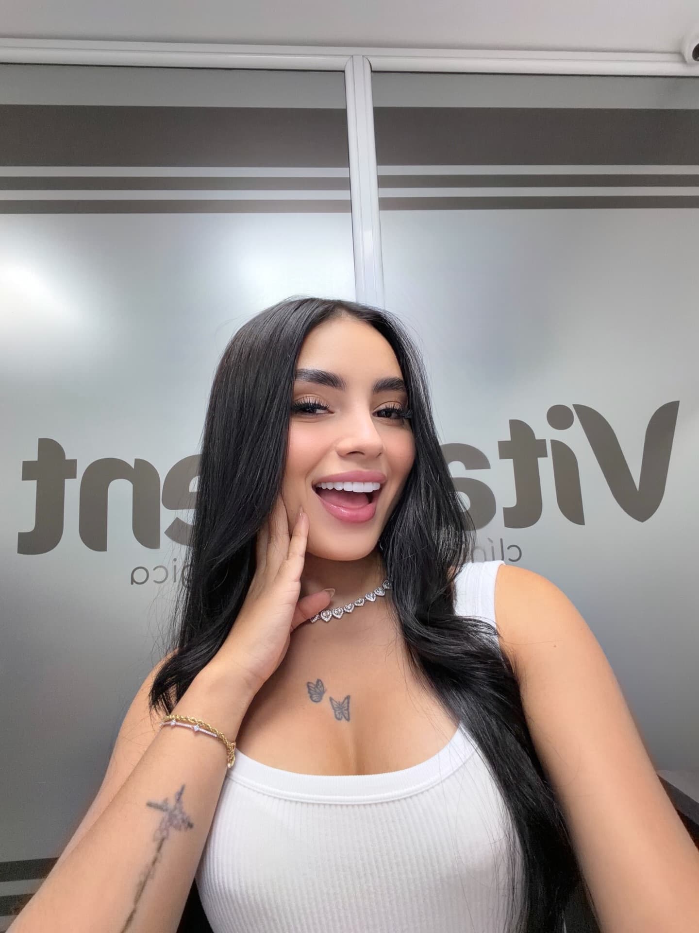 Sonrisa saludable y alineada